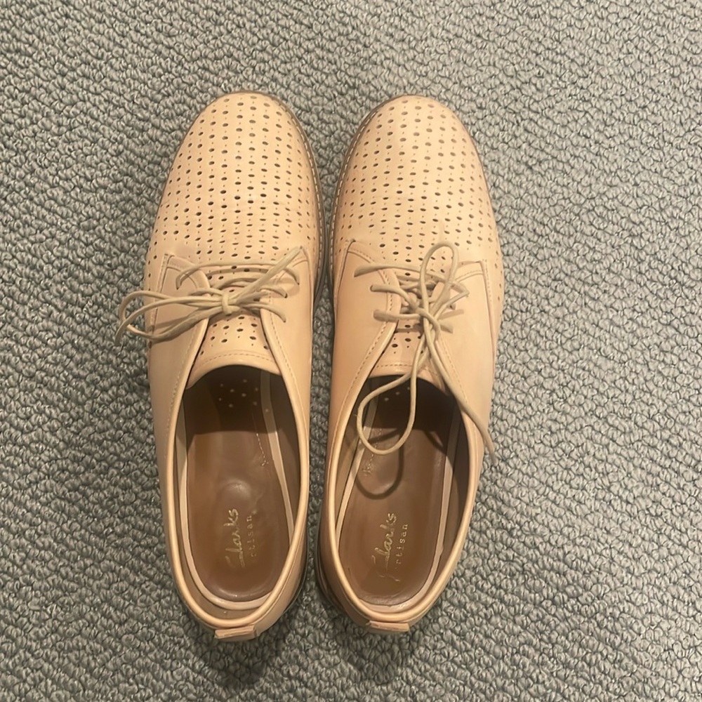 Clarks leather shoe/sneaker